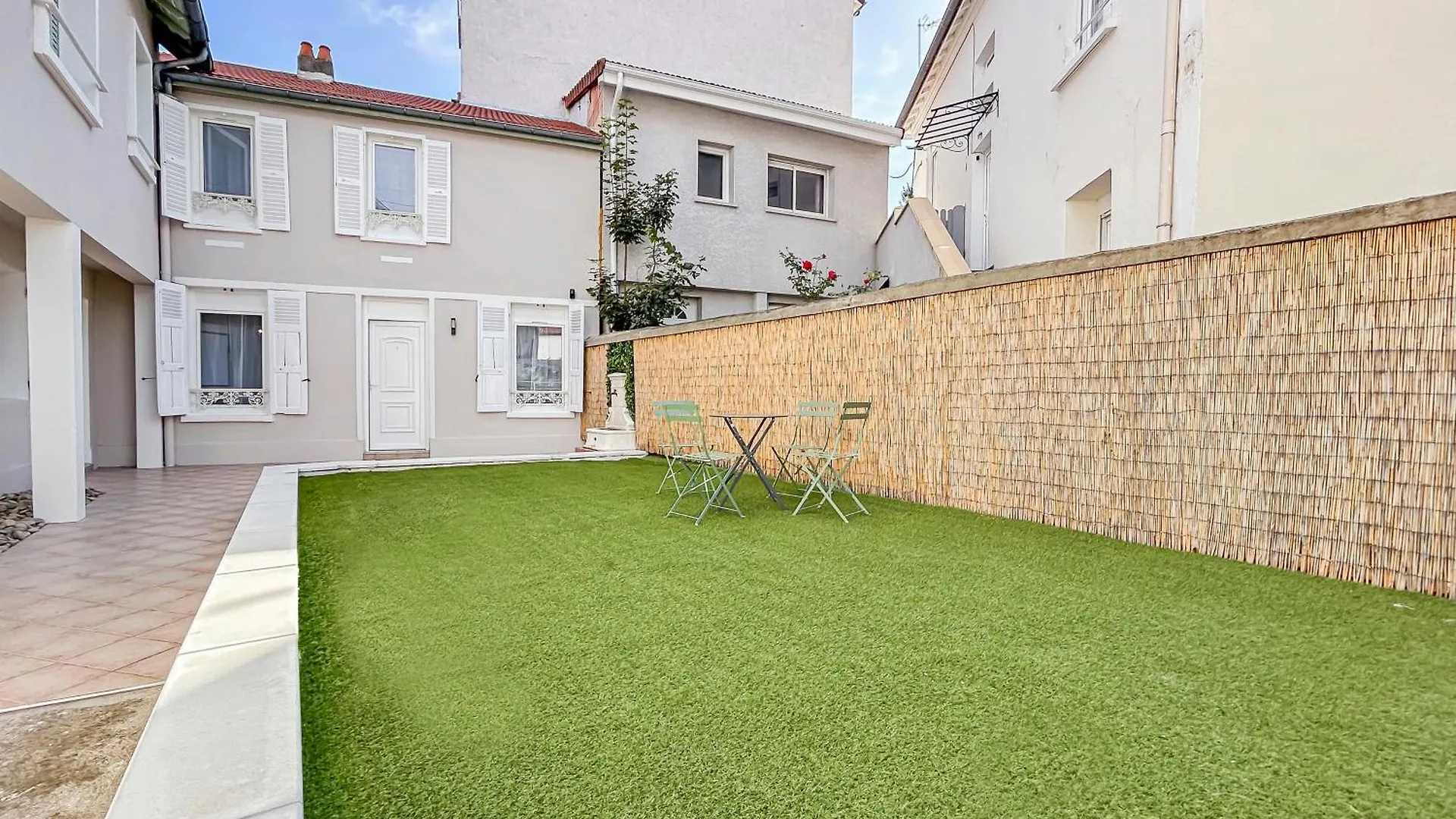 Jardin Prive Et Deco Moderne A Vichy Apartment