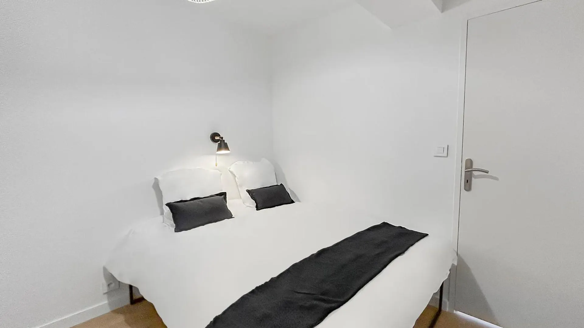 Jardin Prive Et Deco Moderne A Vichy Apartment