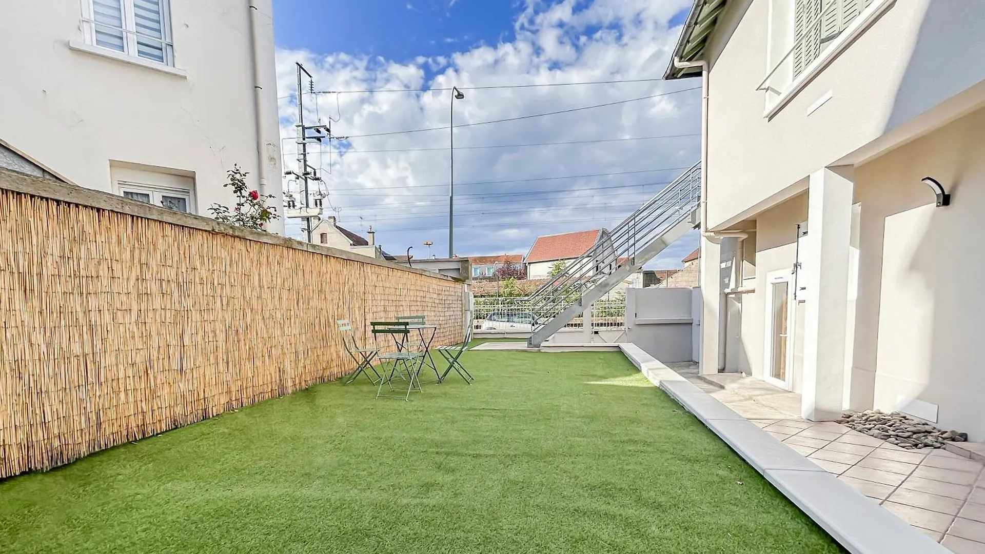Jardin Prive Et Deco Moderne A Vichy Apartment France