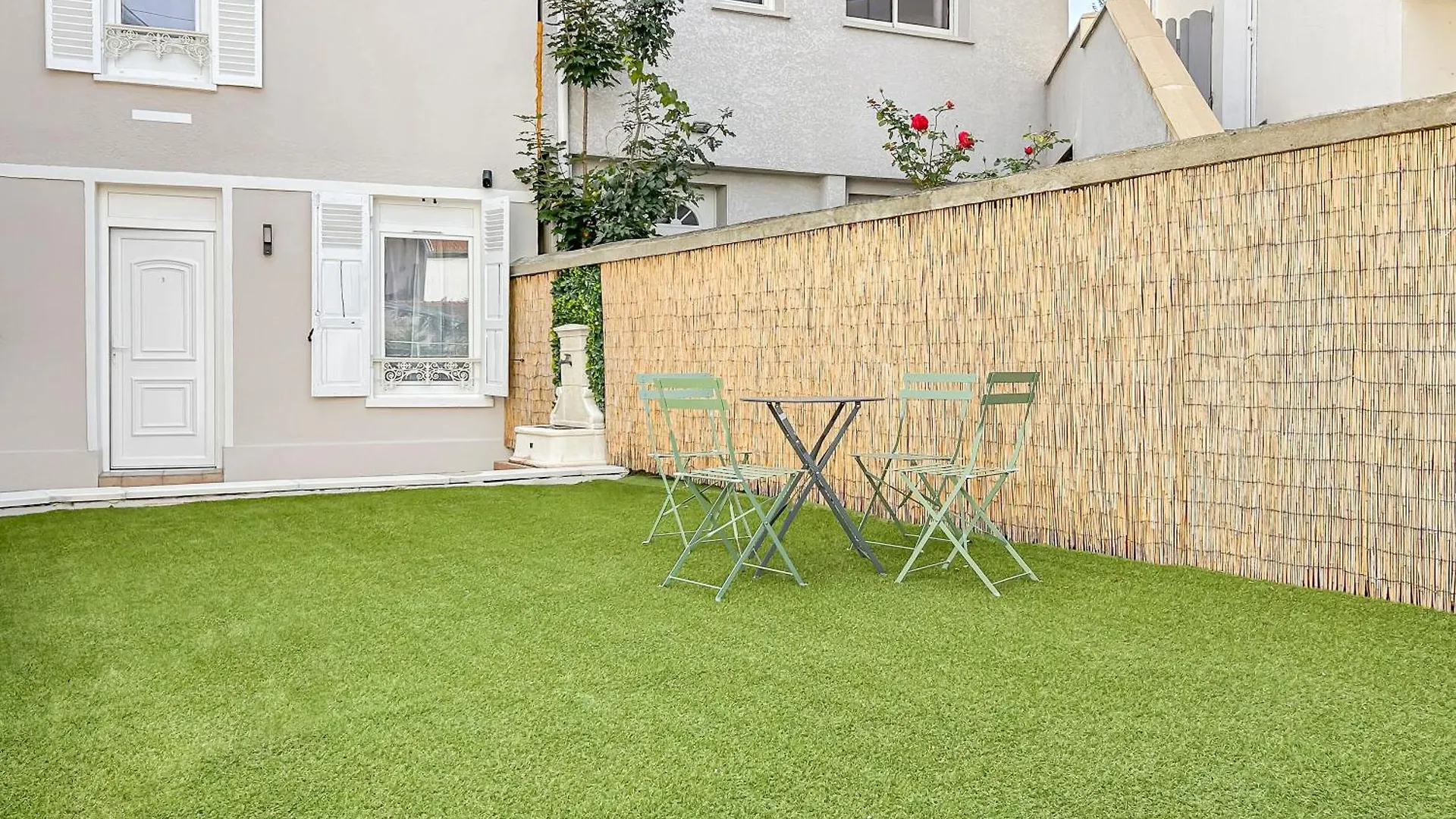 Jardin Prive Et Deco Moderne A Vichy Apartment