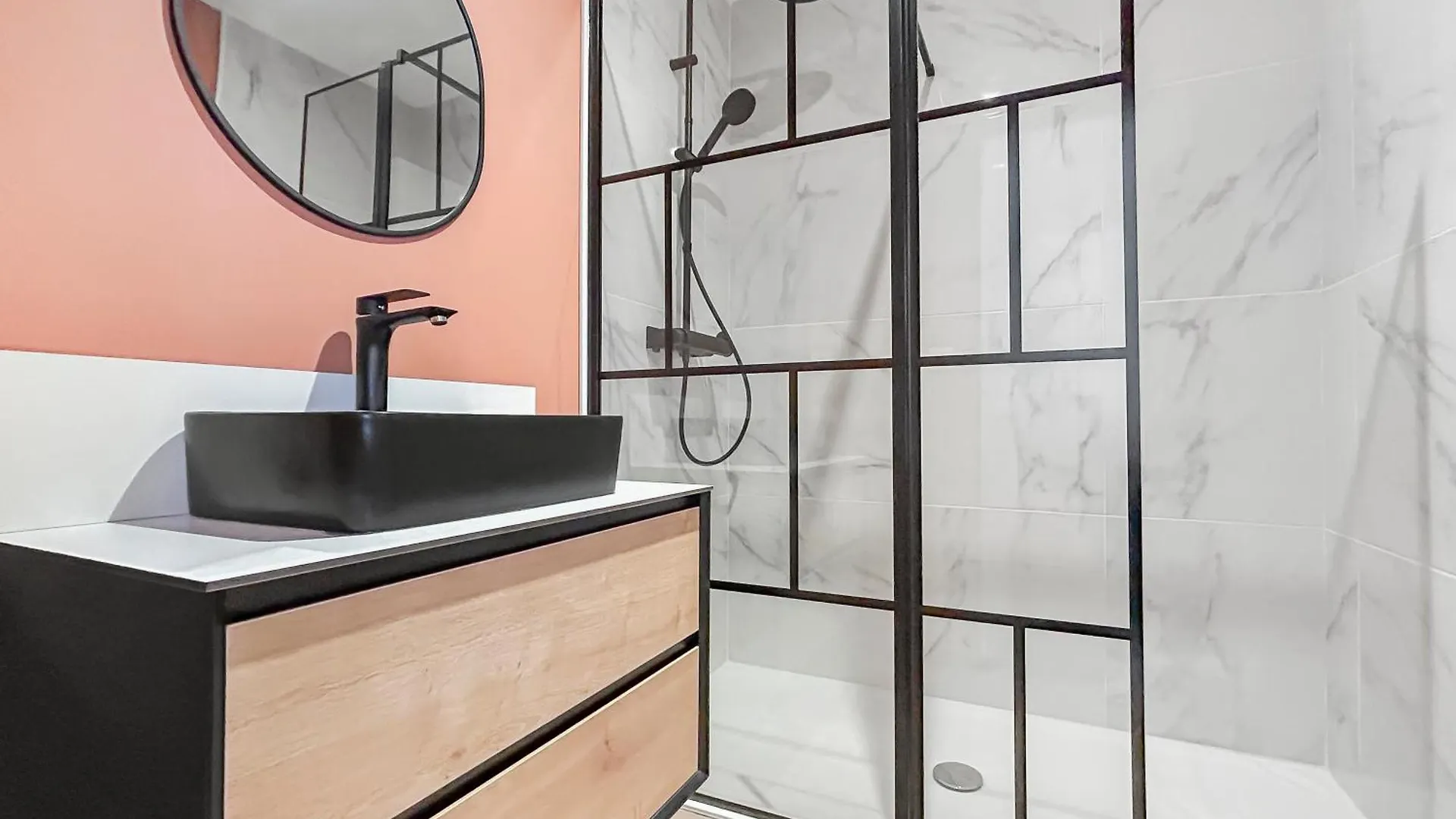 Jardin Prive Et Deco Moderne A Vichy Apartment