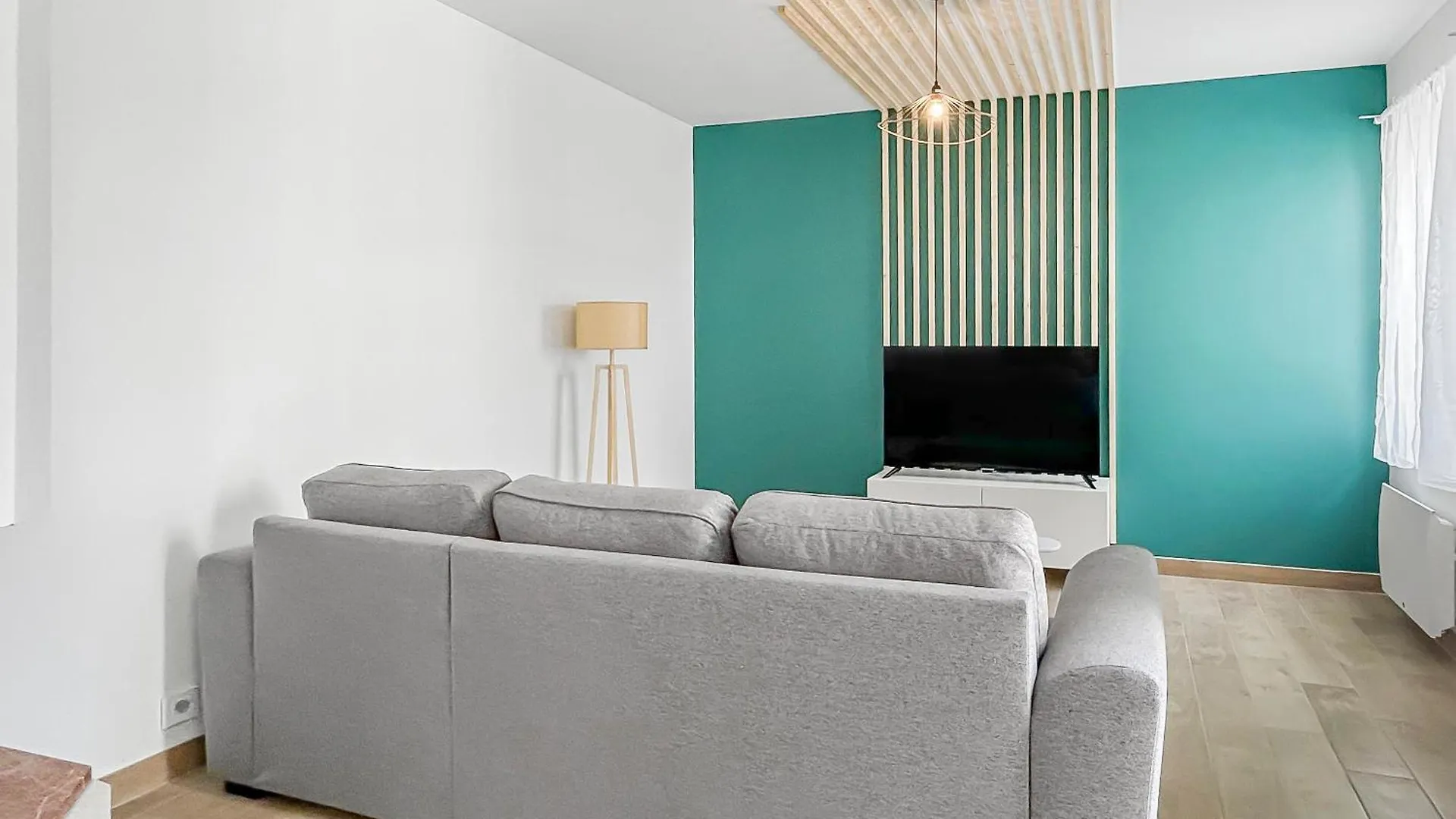 Jardin Prive Et Deco Moderne A Vichy Apartment France