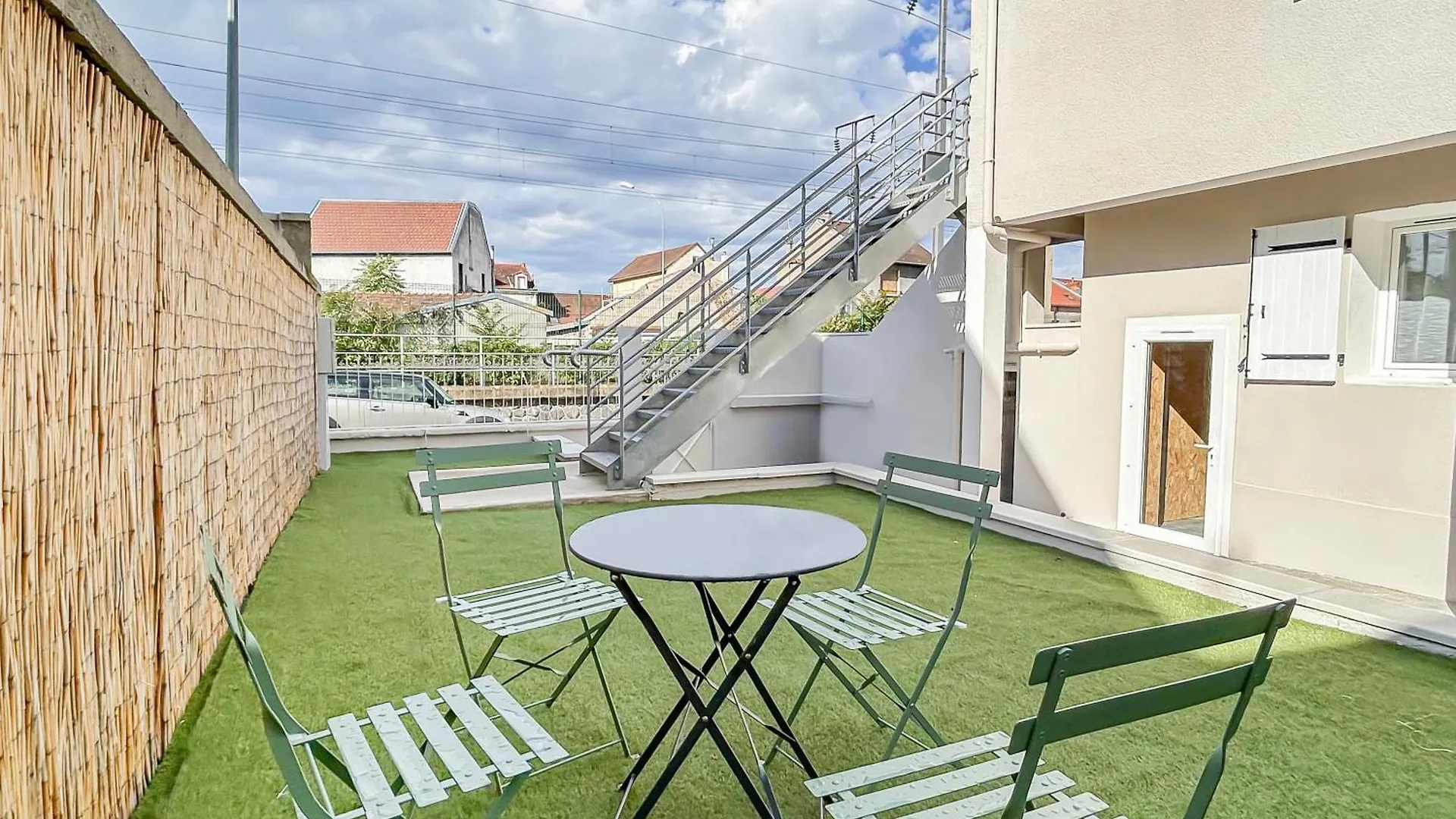 Jardin Prive Et Deco Moderne A Vichy Apartment