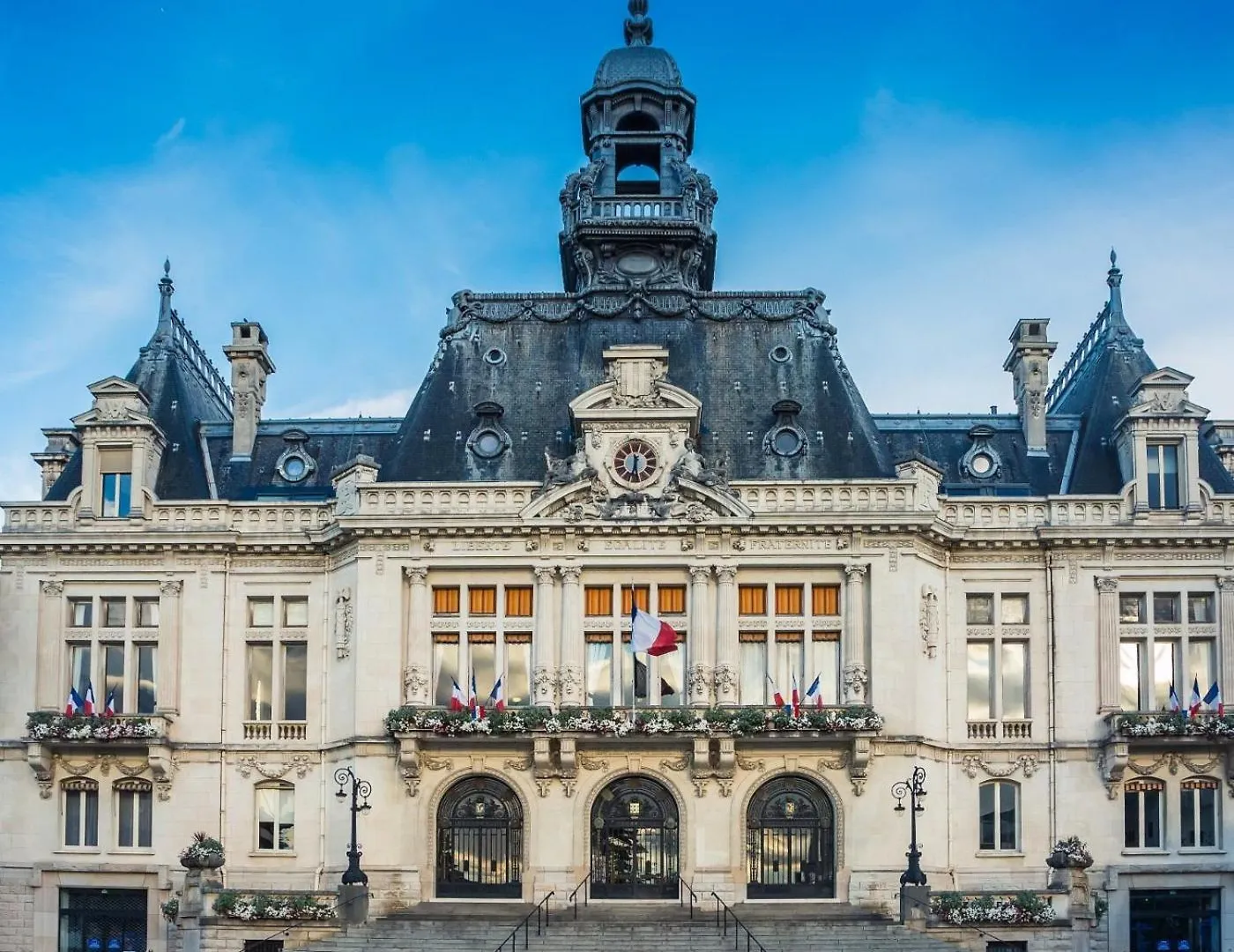 Jardin Prive Et Deco Moderne A Vichy Apartment