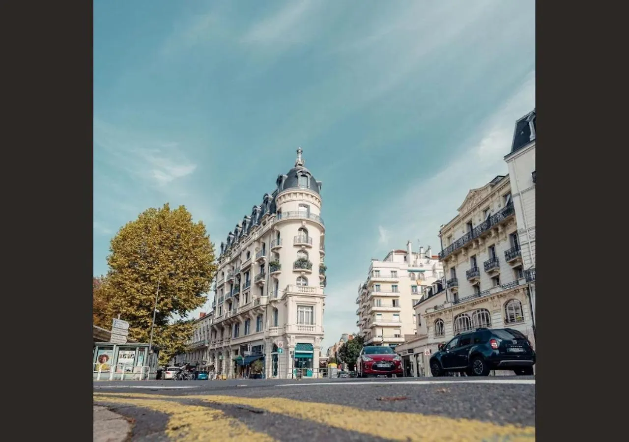 Jardin Prive Et Deco Moderne A Vichy Apartment 0*,